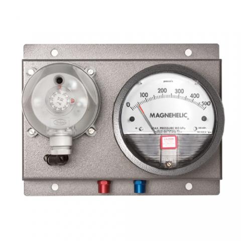 Kit Manometro differenziale + Pressostato su piastra - QDP-2000-150mm-06 - Manometro serie Magnehelic mod. 2000-150mm Campo di misura Manometro 0 - 150 mm H2O adatto per aria o gas compatibili puliti e secchi , Corpo Alluminio , Diaframma in gomma siliconica , Precisione: ±2% f.s.  - Pressostato ADPS-06-2-N Campo di regolazione allarme 500 - 2500 Pa , Portata elettrico 1,5A resistivo-0,4A ind @ 240Vca , Temperatura di lavoro -7...+60°C , Pressione max 10KPa   -Componenti assemblati su piastra per fissaggio a parete Nr 2 prese di pressione sul fondo G1/8'' femmina in Alluminio - cod.36789