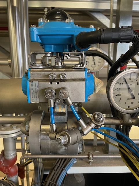 Valvola sfera Wafer , corpo da barra , PN16 DN15 - come numero di serie "13/09197/0001" - corredata di:
-APM105DE015 - ATTUATORE PNEUM.APM105 D.E., con  KIT DN 15/20 PIGNONE INOX ,
-ASM312 - BOX ALLUMINIO IP67 CON INDICATORE DI POSIZIONE ESTERNO e con n°2 FINE CORSA MECCANICI - Adler
